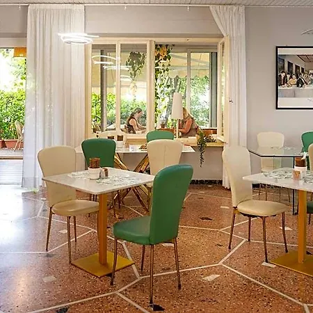 Capri Hotel 2*